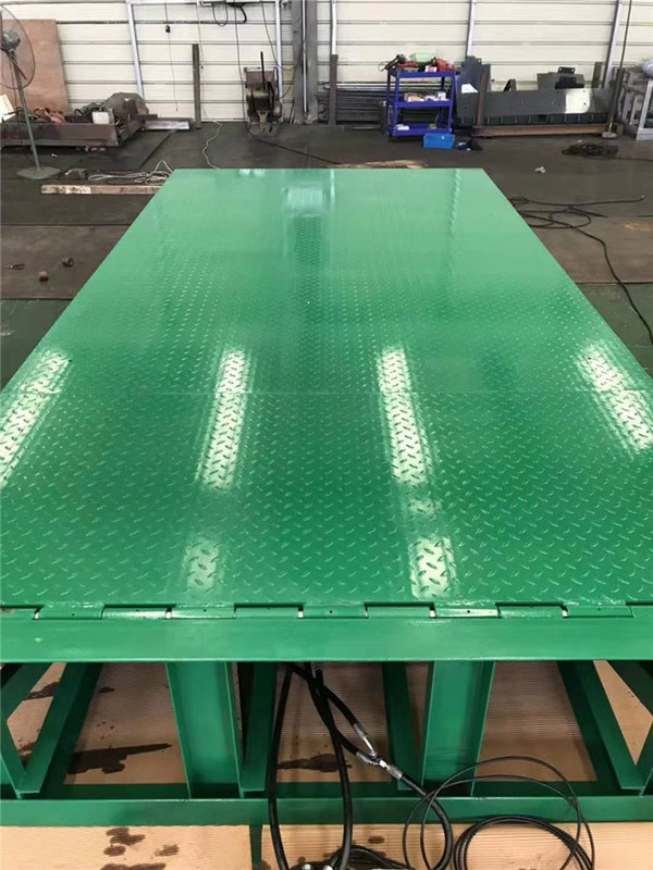 Green Electric Telescopic Dock Leveler Built In Warehouses loading bay