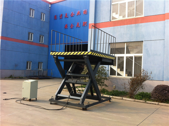 Hydraulic Loading Elevating Dock Lift For Container Loading Goods With