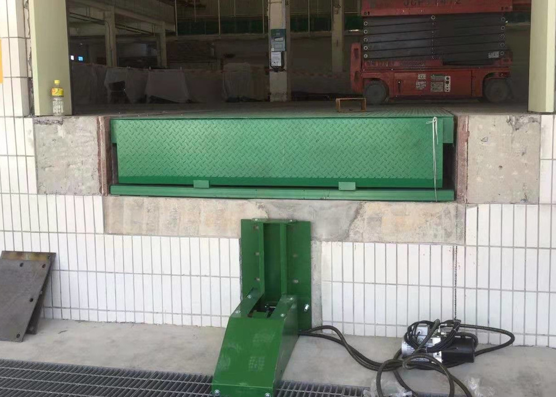 13.6 Ton Hydraulic Dock Levelers Loading Dock Plate Improve Working
