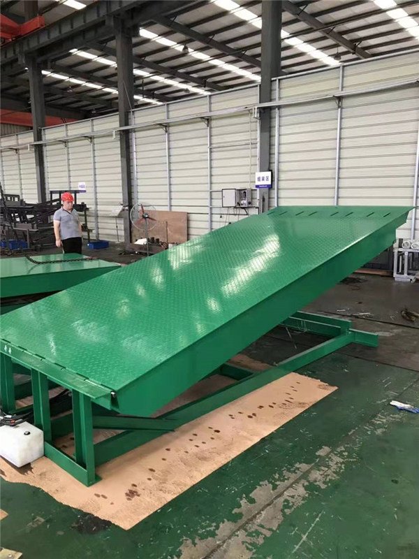 Industrial Telescopic Lip Dock Leveler For Pallet Truck Driving On