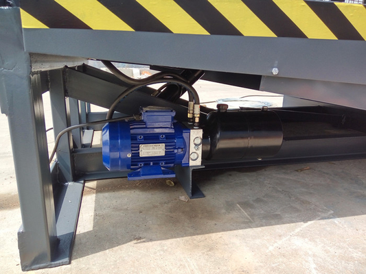 13600KG Heavy Load Capacity Forklift Electric Dock Levelers With Two Oil Cylinders Lifting