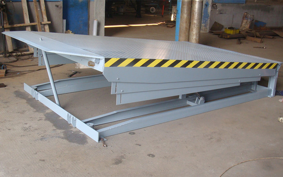 13600KG Heavy Load Capacity Forklift Electric Dock Levelers With Two Oil Cylinders Lifting