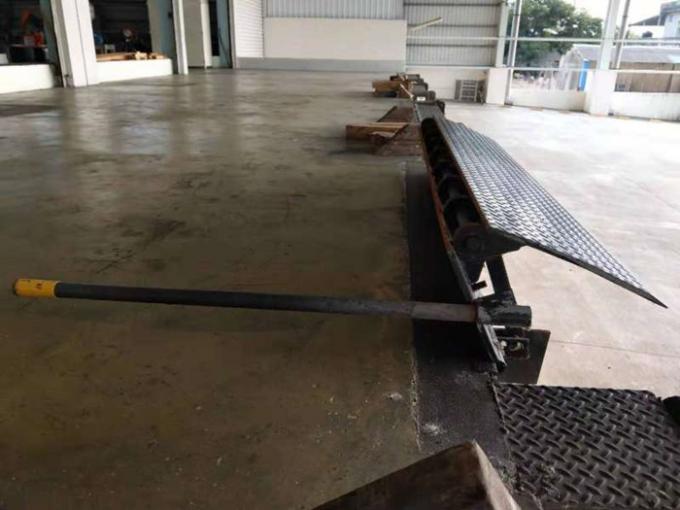 Manual Mechanical Leveler Warehouse Dock Leveler 6000kg Loading Capacity